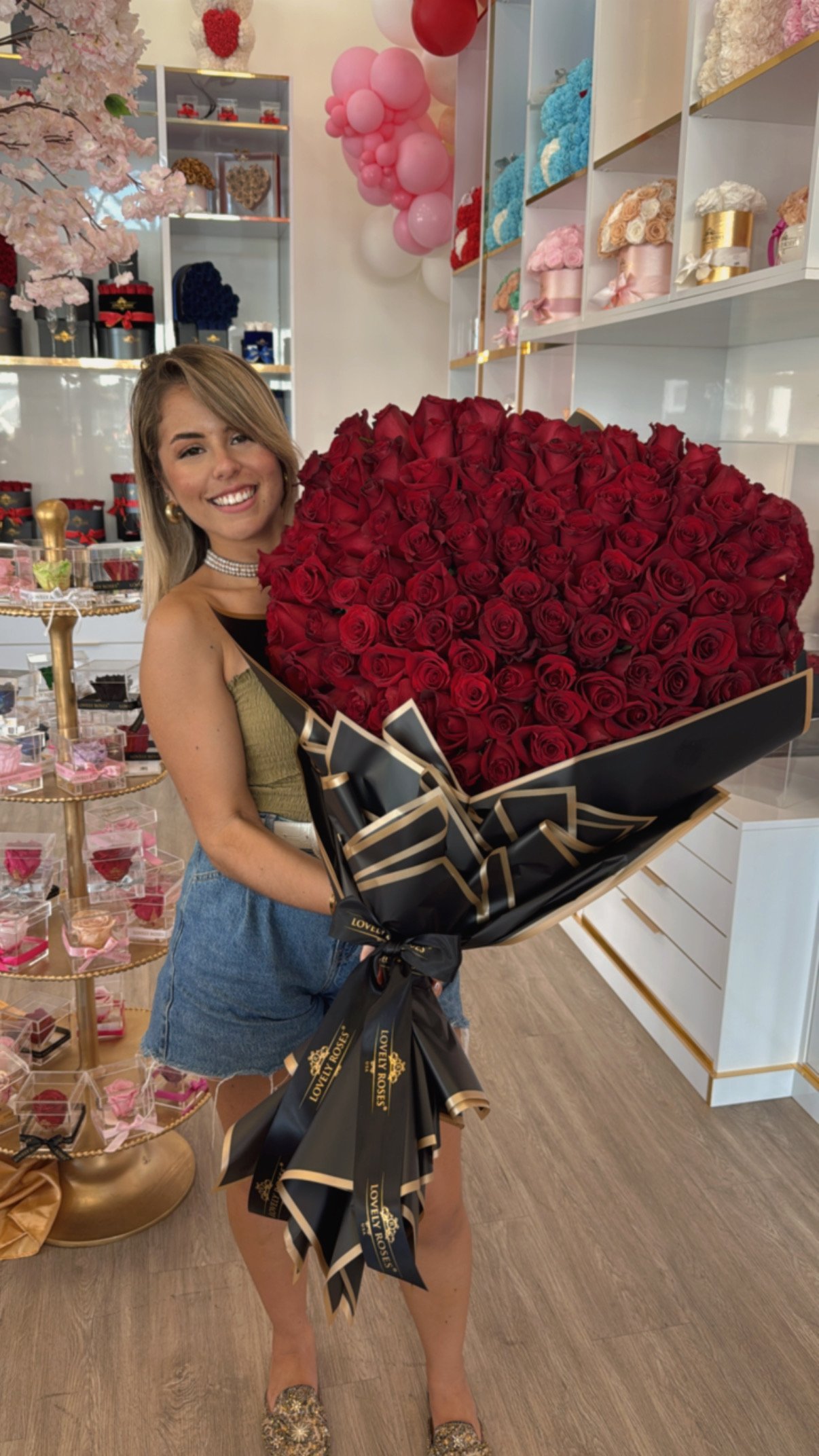 Cliente con un ramo enorme de rosas rojas de Lovely Roses